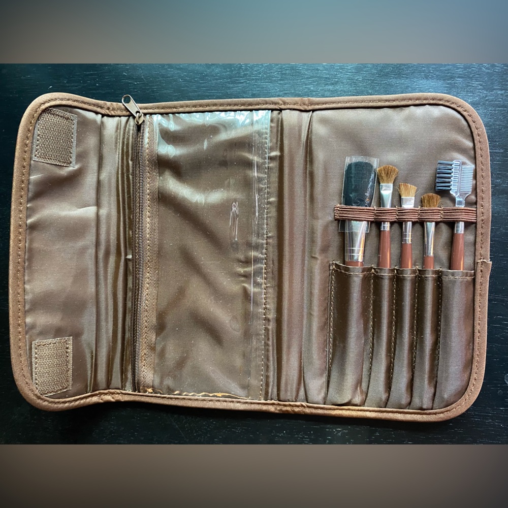 Travel makeup brush organizer with brushes